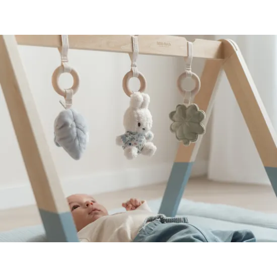 Drevená hrazdička Miffy Lucky Leaves s plyšovými hračkami v tvare králička Miffy a lístkov, ideálna pre rozvoj bábätiek