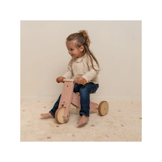 Ružové detské odrážadlo v krásnom drevenom prevedení s tromi kolesami pre väčšiu stabilitu.