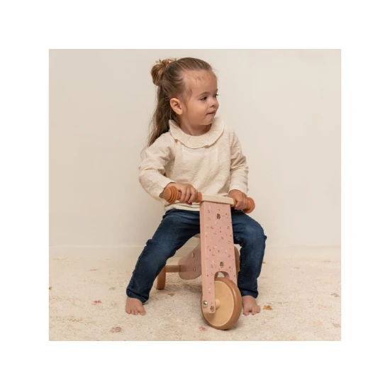 Ružové detské odrážadlo v krásnom drevenom prevedení s tromi kolesami pre väčšiu stabilitu.