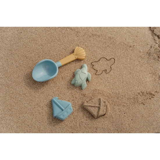 Súprava na piesok s motívmi života na mori sa bude deťom hodiť doma na záhrade aj pri mori na pláži.