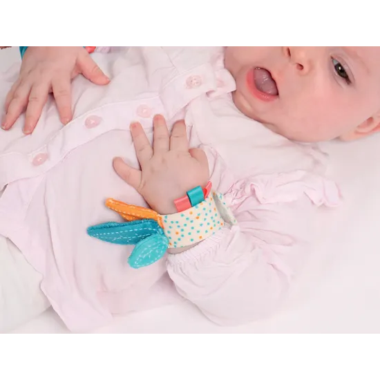 Hrkálky s líškou podnecujú rozvoj sluchu, zraku a hmatu dieťaťa.