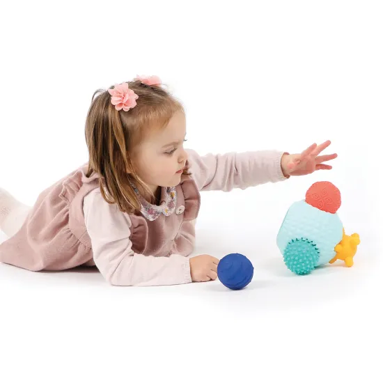 3D puzzle z loptičiek tvorí jednu veľkú loptičku s otvormi a 5 menších loptičiek s rôznorodými textúrami. 