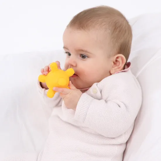 3D puzzle z loptičiek tvorí jednu veľkú loptičku s otvormi a 5 menších loptičiek s rôznorodými textúrami. 