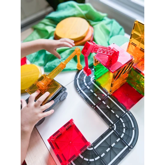 Vytvorte jedinečné stavby s magnetickou stavebnicou MAGNA-TILES.