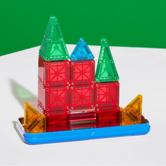 Magnetická stavebnica MAGNA-TILES vhodná na cestovanie.