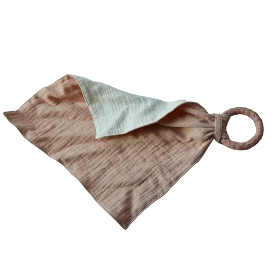 Mušelínový mojkáčik s kaučukovým krúžkom v ružovej farbe.