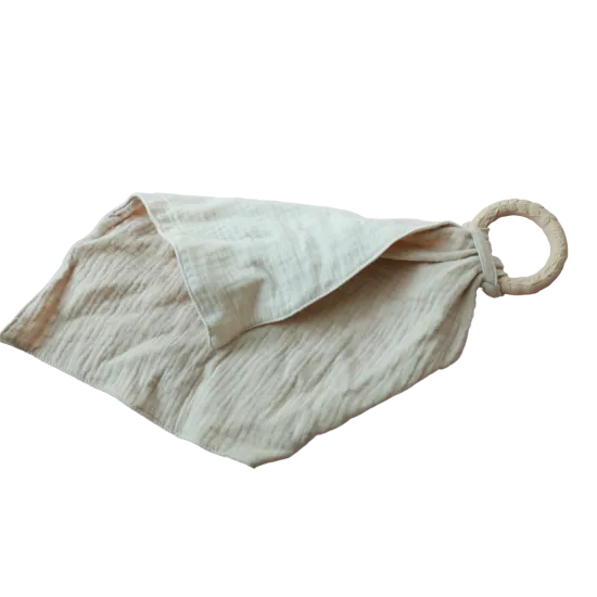 Mušelínový mojkáčik s kaučukovým krúžkom v béžovej farbe.