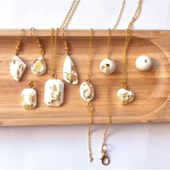 Kreativna suprava – Vyroba sperkov z cementu a zlatej folie pre dievcata