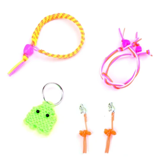 Deti tvoria s kreatívnou súpravou Scoubidou – Magické bužírky