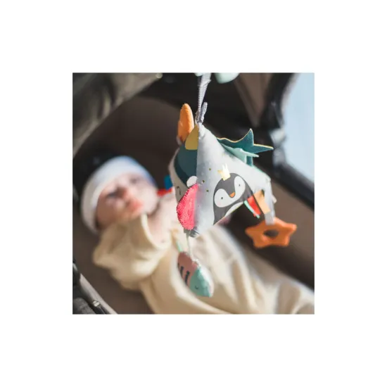 Závesná hračka Severný pól pre použitie na postieľke, kočíku, autosedačke a pod.