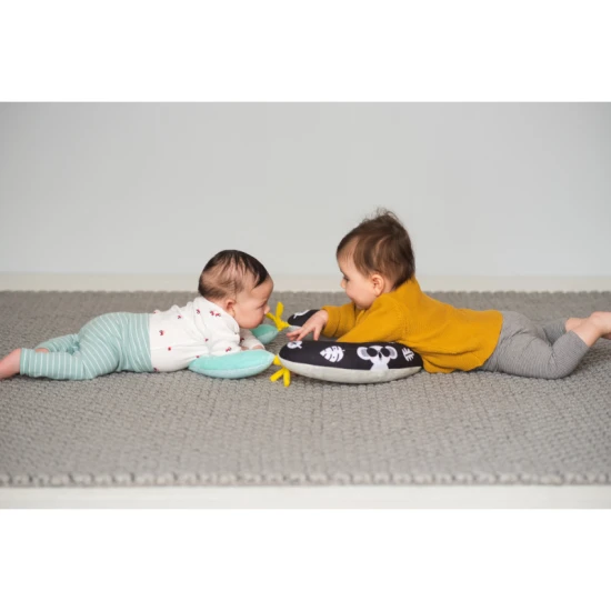 Vankúšik 2v1 pre hru na brušku – Taf Toys 12475TAF