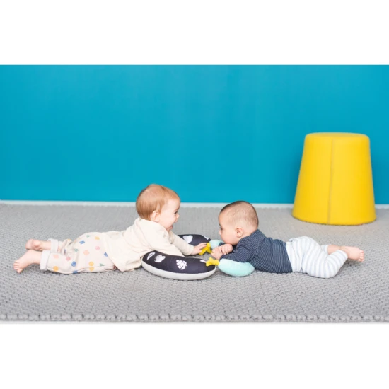 Vankúšik 2v1 pre hru na brušku – Taf Toys 12475TAF