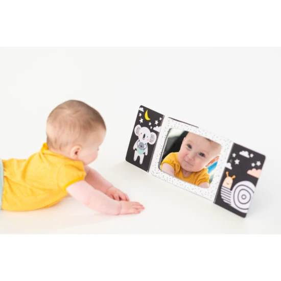 Textilná knižka v tvare stolného kalendára je ideálna pre dieťa pri hre na brušku. 