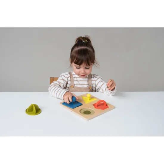 Dieťatko sa naučí farby, tvary a rozvíja jemnú motoriku.