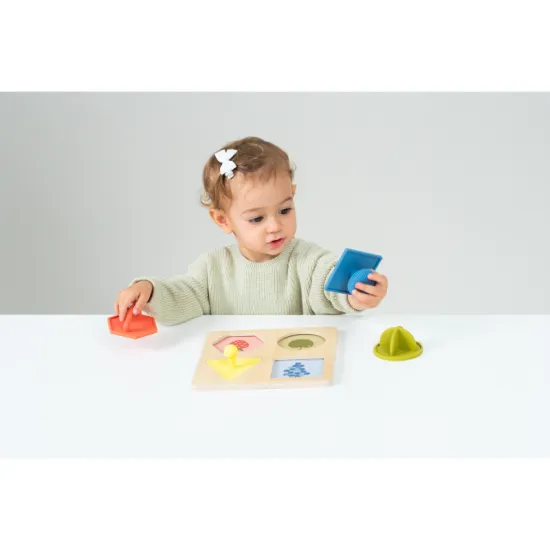 Dieťatko sa naučí farby, tvary a rozvíja jemnú motoriku.