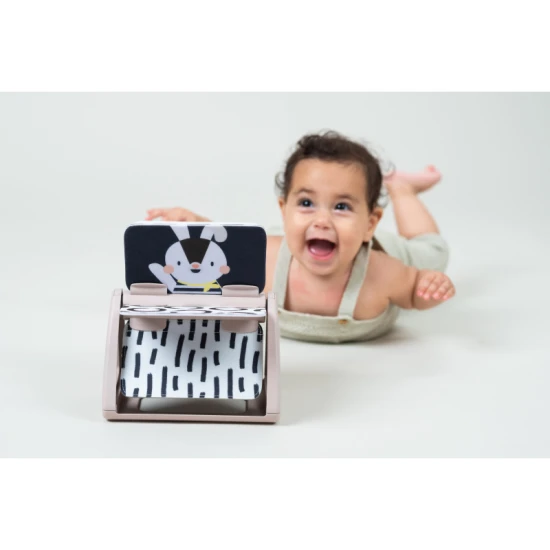 Otočná knižka Black & White – Taf Toys 13385TAF