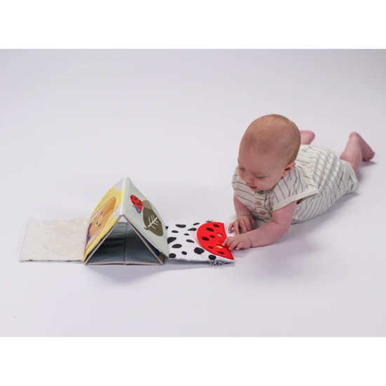 Sensory Book pre bábätká, ktorá podporuje kognitívny vývoj a stimuluje zrakové zručnosti.
