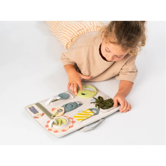 Hrací pult s aktivitami pre deti na rozvoj jemnej motoriky a kreativity