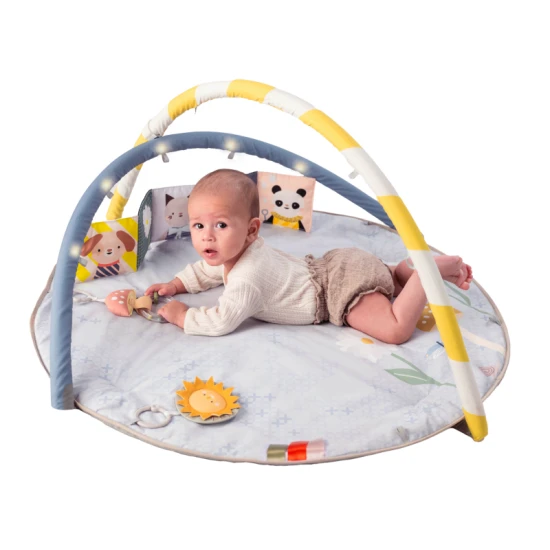 Osvetlená hracia deka s hudobným kolotočom Bloom pre rozvoj zmyslov a motoriky.