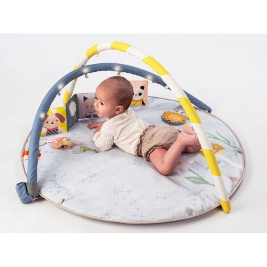 Osvetlená hracia deka s hudobným kolotočom Bloom pre rozvoj zmyslov a motoriky.