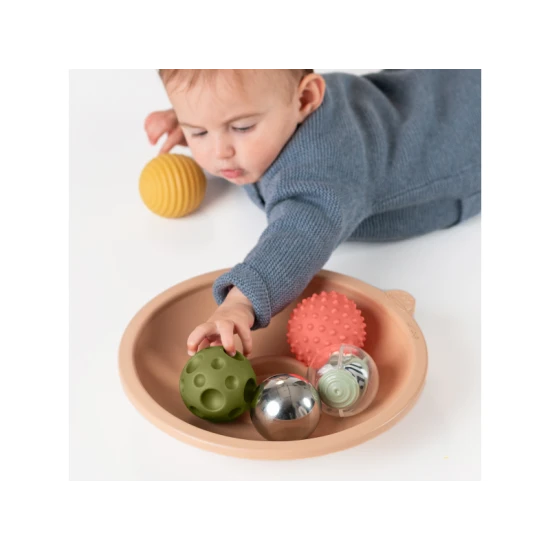 Prvé hry na brušku? Miska Taf Toys je ideálny začiatok