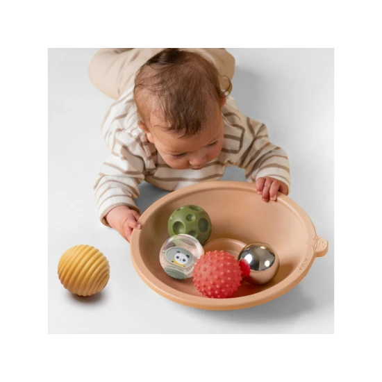 Prvé hry na brušku? Miska Taf Toys je ideálny začiatok