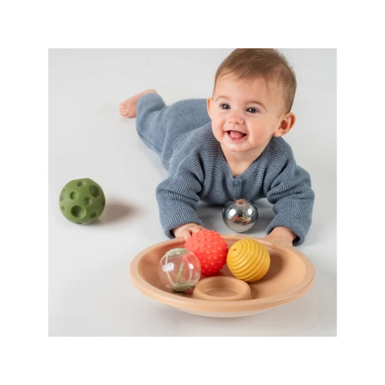 Prvé hry na brušku? Miska Taf Toys je ideálny začiatok