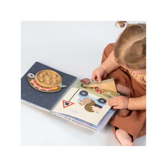 Knižka s aktivitami Tiny Traveler Busy Book