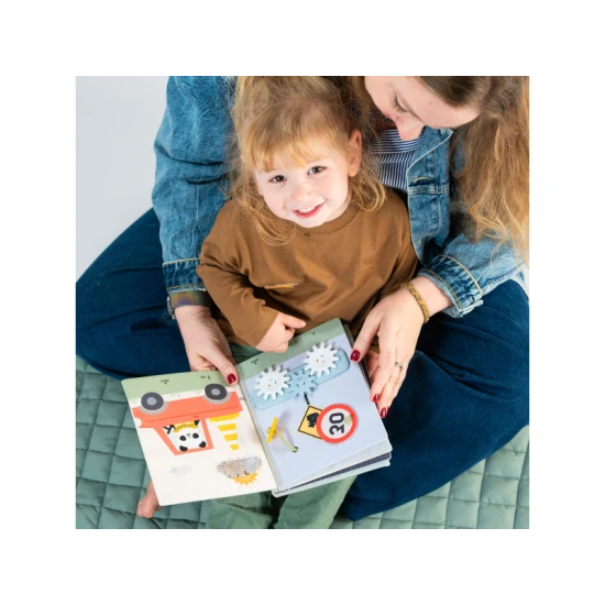 Knižka s aktivitami Tiny Traveler Busy Book