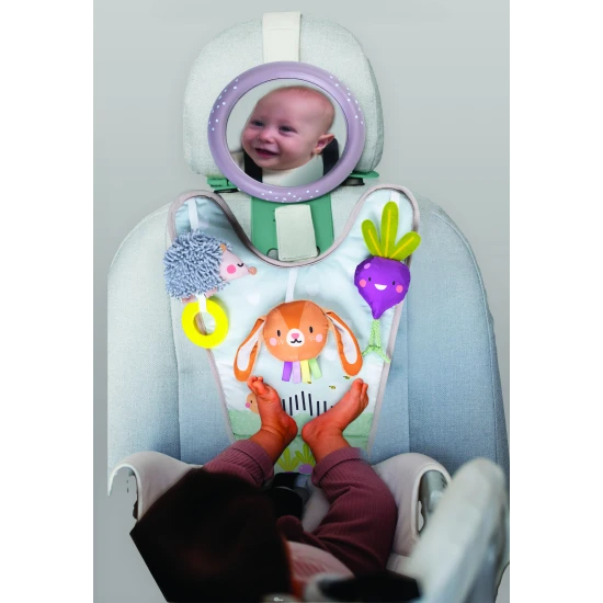 Hrací pultík so zavesenými textilnými hračkami zo života na záhrade zabaví počas jazdy.