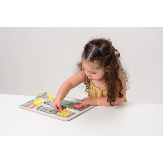 Hrací pultík s množstvom aktivít určený pre deti od 18 mesiacov.