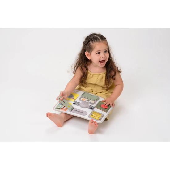 Hrací pultík s množstvom aktivít určený pre deti od 18 mesiacov.