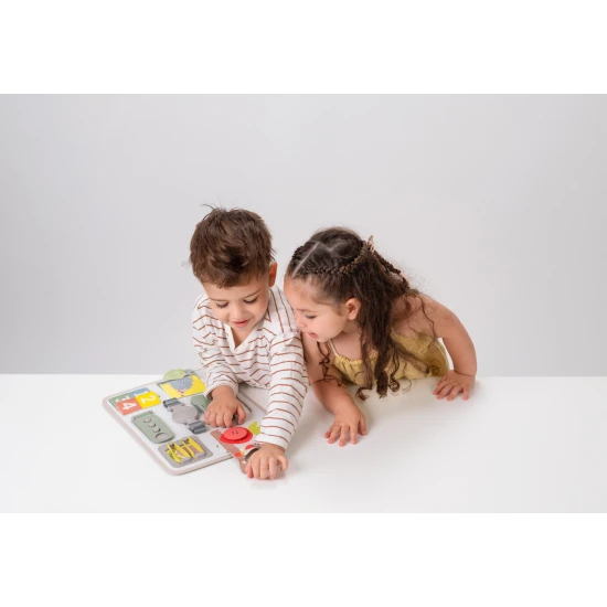 Hrací pultík s množstvom aktivít určený pre deti od 18 mesiacov.