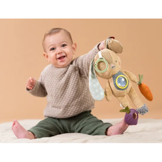 Závesný králik s aktivitami láka deti k skúmaniu.