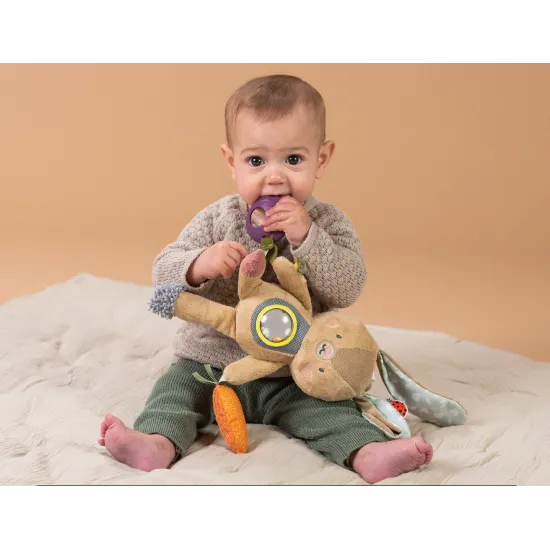 Závesný králik s aktivitami láka deti k skúmaniu.