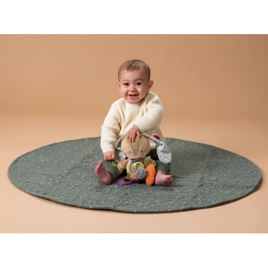 Závesný králik s aktivitami láka deti k skúmaniu.