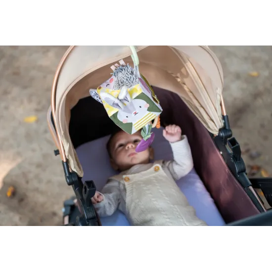 Mäkká kocka s motívmi záhrady pre najmenších na použitie na postieľke, kočíku, autosedačke.