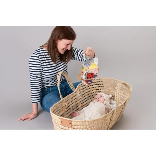 Mäkká kocka s motívmi záhrady pre najmenších na použitie na postieľke, kočíku, autosedačke.