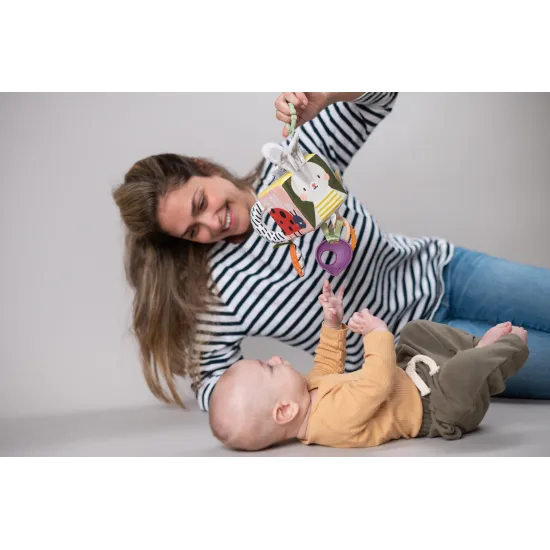 Mäkká kocka s motívmi záhrady pre najmenších na použitie na postieľke, kočíku, autosedačke.