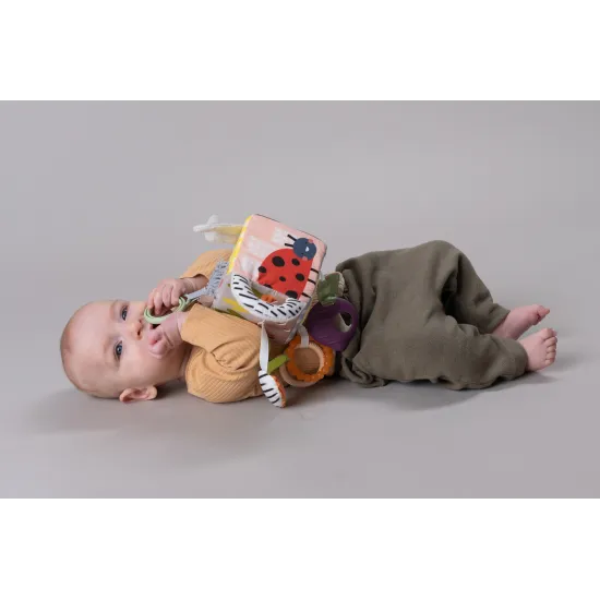 Mäkká kocka s motívmi záhrady pre najmenších na použitie na postieľke, kočíku, autosedačke.