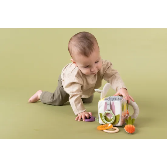 Mäkká kocka s motívmi záhrady pre najmenších na použitie na postieľke, kočíku, autosedačke.