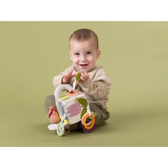 Mäkká kocka s motívmi záhrady pre najmenších na použitie na postieľke, kočíku, autosedačke.