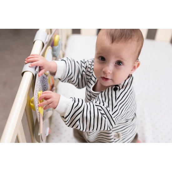 Interaktívny hrací pult s hudbou, svetielkami a krásnymi motívmi zo života na záhrade.