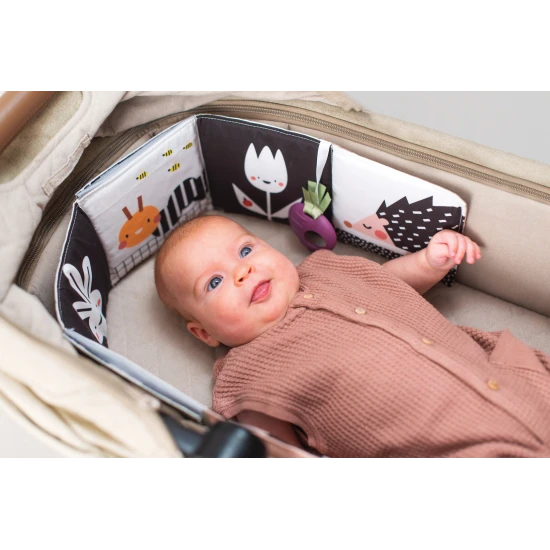 Obojstranná textilná knižka s motívom záhrady pre najmenších do kočíka, postieľky aj na hraciu deku.