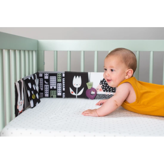 Obojstranná textilná knižka s motívom záhrady pre najmenších do kočíka, postieľky aj na hraciu deku.