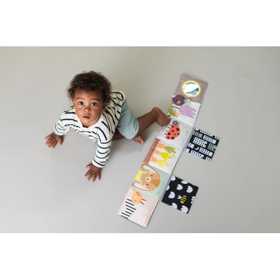 Obojstranná textilná knižka s motívom záhrady pre najmenších do kočíka, postieľky aj na hraciu deku.