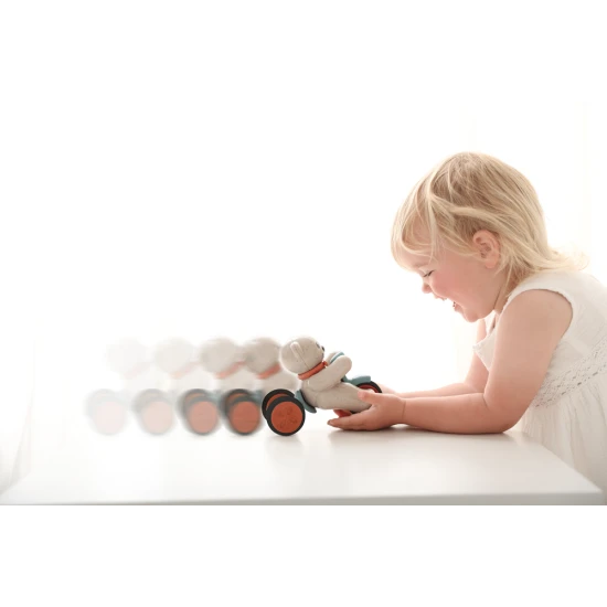 Tolo Medvedík na trojkolke, stlačením hlavičky sa začne hýbať