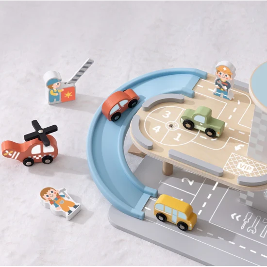 Drevená garáž s autíčkami Tooky Toy – viacúrovňová drevená garáž s rampou, vrtuľníkom a doplnkami