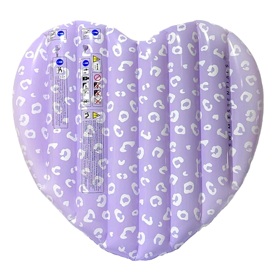 Obrovské nafukovacie srdce od Swim Essentials s fialovým leopardím vzorom sa bude krásne vynímať na každej vodnej hladine. Je určené deťom približne od 6 rokov.