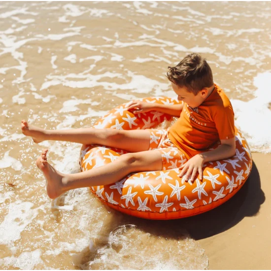 Veľké nafukovacie koleso od Swim Essential s motívom morských hviezdic je svojou veľkosťou určené približne pre deti od 6 rokov.